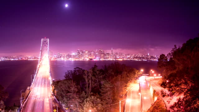 Toma-acelerada-Puente-de-la-bahía-de-San-Francisco-en-la-noche