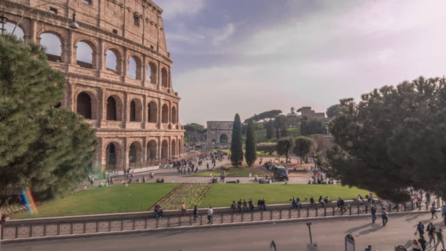 Lapso-de-tiempo-del-día-al-crowdy-Coliseo-en-Italia