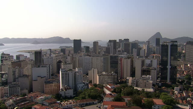 Volar-por-encima-de-los-edificios-del-centro-de-la-ciudad,-el-río-de-Janeiro