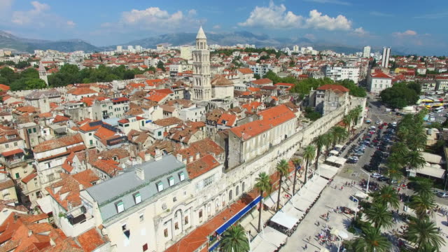 Vista-aérea-de-la-hermosa-ciudad-de-división-en-la-costa-del-mar-Adriático