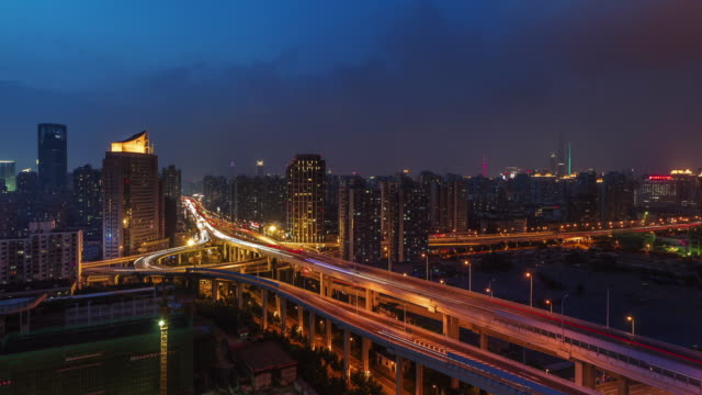 bunten-Abend-shanghai-wenig-befahrenen-Straßen-4k-Zeitraffer