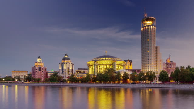 Russland-Sonnenuntergang-Moskau-Fluss-Bucht-internationalen-Haus-der-Musik-4k-Zeitraffer