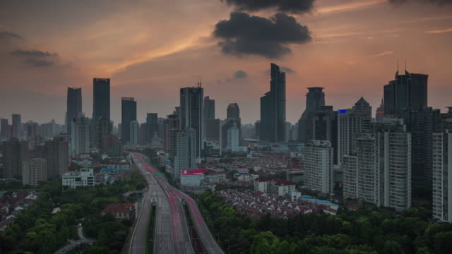 China-Shangai-panorama-superior-del-techo-de-la-carretera-al-atardecer-tránsito-ciudad-4k-tiempo-extinguido-el-lapso-de-tiempo-de-4-k