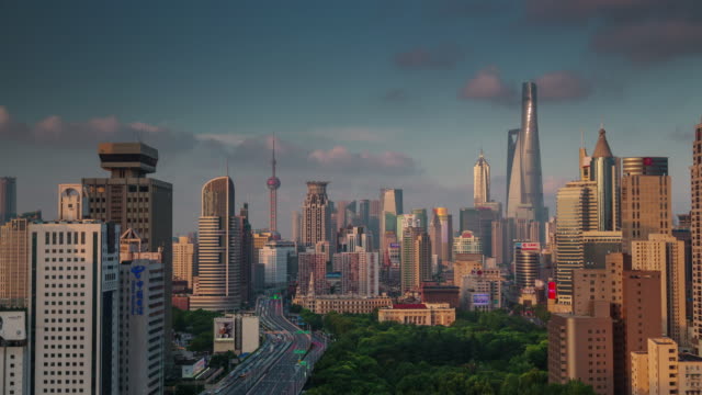 China-Shangai-panorama-superior-de-azotea-famosa-puesta-de-sol-de-paisaje-urbano-4k-lapso-de-tiempo
