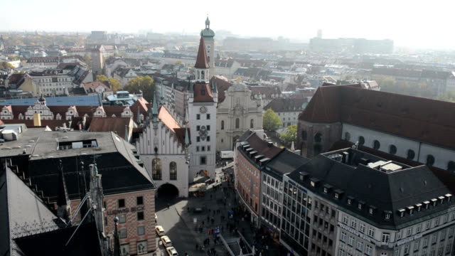 München-mit-seinem-Alte-Rathaus-(altes-Rathaus)-und-Kirche-Heiliggeist-neben-Viktualienmarkt.