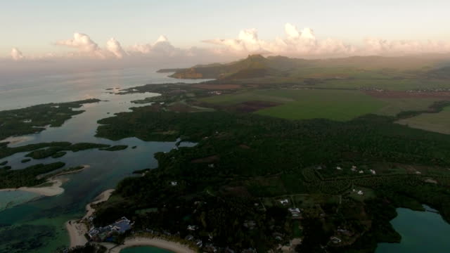 Aerial-grüne-Szenen-und-blauen-Lagunen-der-Insel-Mauritius