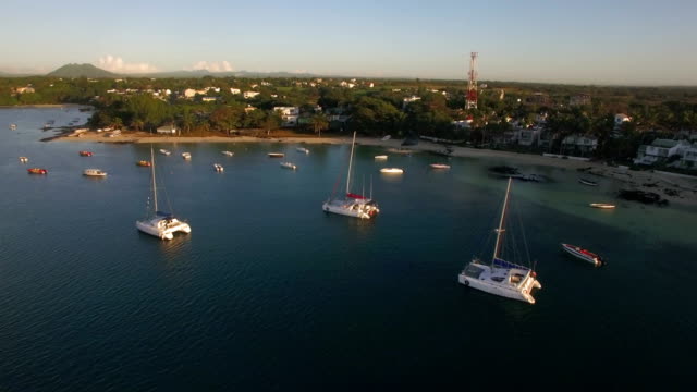 Flug-über-Yachten-und-Häuser-an-der-Küste-von-Mauritius