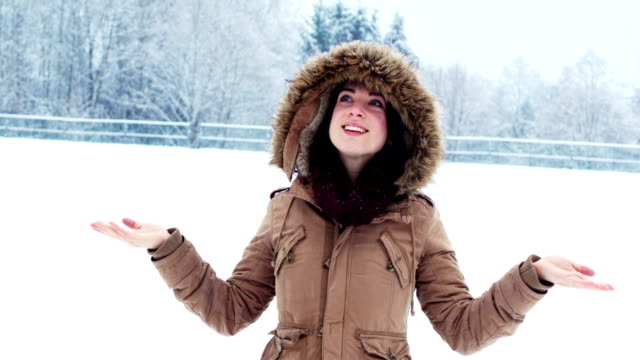 Sonriente-mujer-chaqueta-piel-disfrutando-de-la-nieve