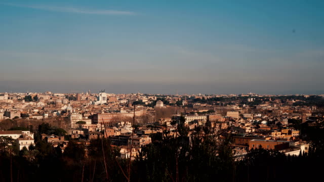 Panoramic-view-of-the-historic-centre-of-Rome,-Italy.-Camera-moving-right