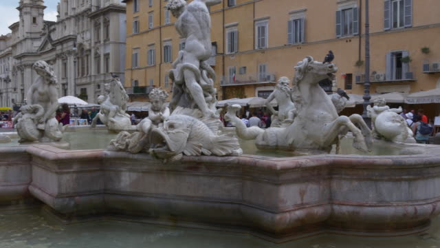 Italien-Rom-Stadt-Piazza-Navona-berühmten-Brunnen-voll-Panorama-4k