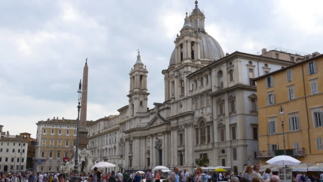 italy-summer-day-sant'agnese-in-piazza-navona-crowded-panorama-4k
