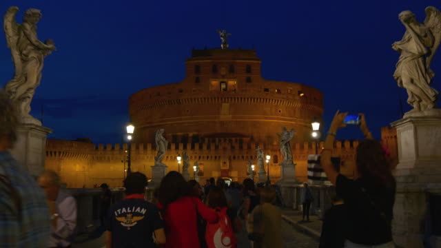 Italia-la-noche-iluminación-Roma-puente-famoso-castel-sant\'angelo-panorama-4k