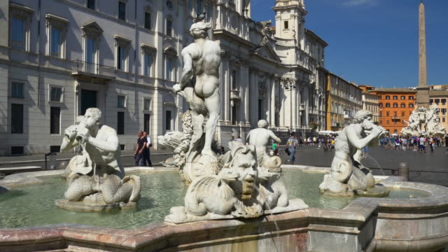 Italia-Roma-ciudad-verano-piazza-navona-amarrar-el-panorama-de-la-parte-trasera-de-fuente-4k