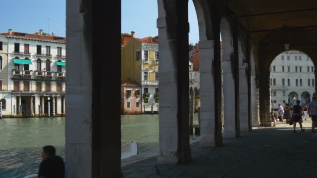 Italia-Venecia-ciudad-pez-famoso-mercado-Plaza-Bahía-canal-tráfico-panorama-4k