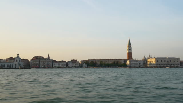 Italien-Sonnenuntergangszeit-Venedig-berühmte-Straße-Reise-Schiff-San-Giorgio-Stop-Panorama-4k