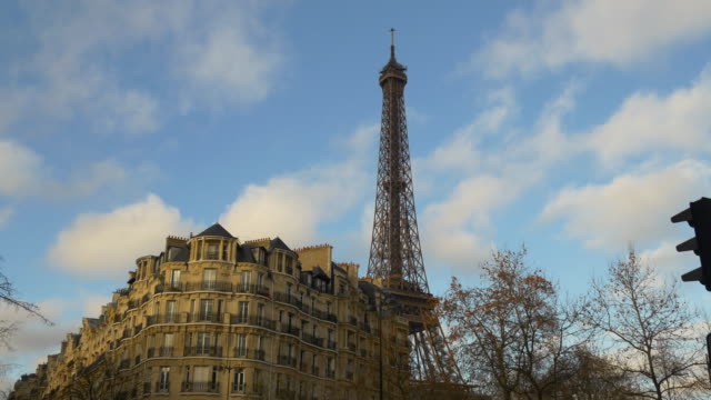 Frankreich-Paris-Tag-hellblau-sky-Eiffel-Turm-Side-Street-View-Panorama-4k
