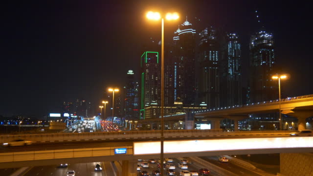 noche-ligera-negocio-bay-hotel-construcción-tráfico-carretera-panorama-4k-Dubái