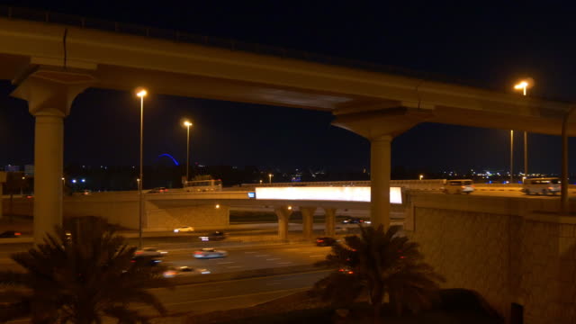 Emiratos-Árabes-Unidos-Dubai-ciudad-Jeque-zayed-tráfico-carretera-noche-luz-panorama-4k
