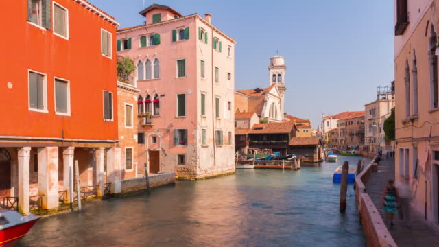 panorama-de-canal-del-famoso-tráfico-de-ciudad-de-Italia-día-soleado-Venecia-4k-lapso-de-tiempo
