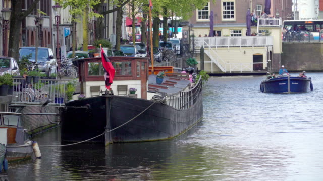 Ein-großes-Boot-andocken-an-der-Seite-des-Kanals