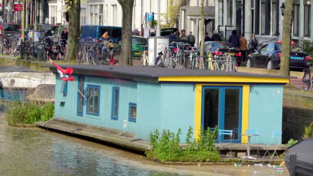 Ein-blaues-Bett-Haus-in-der-Nähe-von-der-Seite-des-Kanals