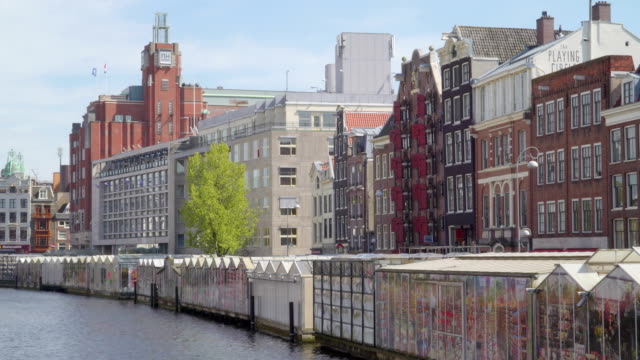 Vista-de-los-altos-edificios-de-la-ciudad-de-Ámsterdam