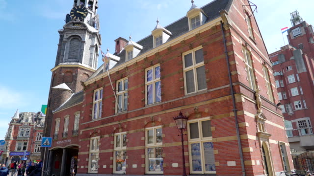 Eines-der-vielen-Gebäude-in-den-Straßen-von-Amsterdam