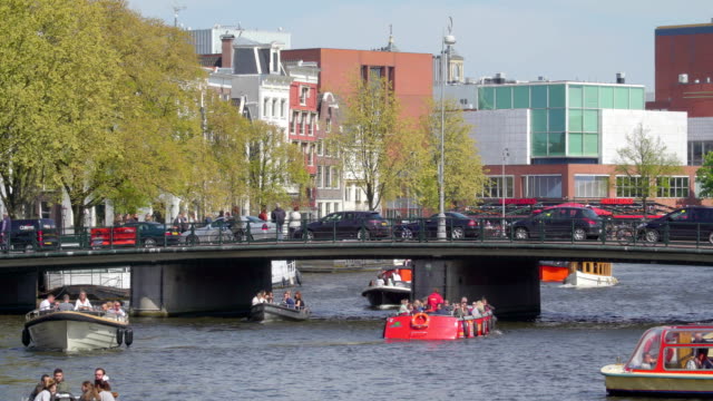 Verschiedene-Größen-von-Booten-auf-dem-großen-Kanal-Kreuzfahrt