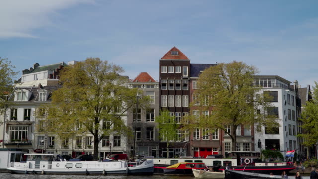 Vista-de-scape-de-la-ciudad-de-los-grandes-edificios-de-Amsterdam