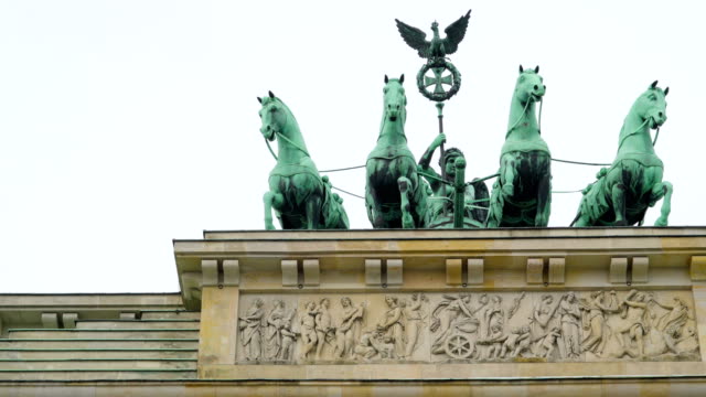 La-estatua-de-carro-de-caballo-en-la-parte-superior-de-la-puerta-de-Bradenburg