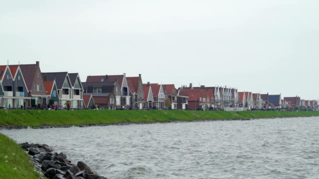 La-vista-al-mar-cerca-de-las-casas-rojas-en-Volendam