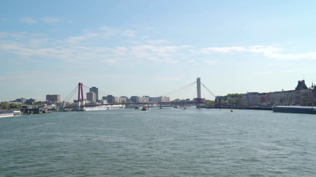 Vista-del-paisaje-del-azul-del-mar-y-el-puente