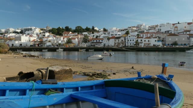 Panorama-Pfanne-über-ein-Boot-in-Ferragudo,-Portugal