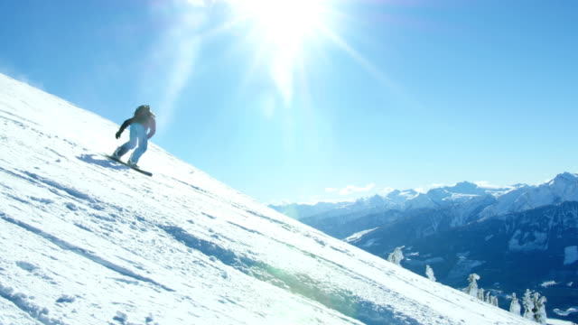 Person-Snowboarden-auf-verschneiten-Bergen