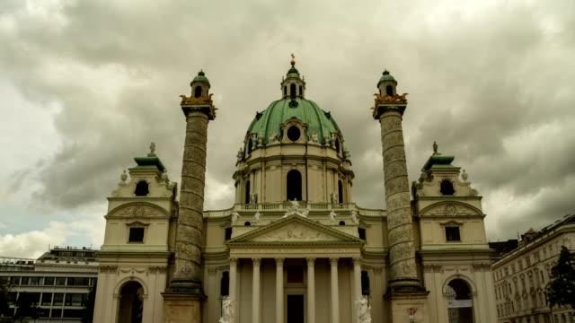 Zeit-verfallen-Wolken-über-Karlskirche-Kirche-in-Vienna-Hauptstadt-Europas-Österreich-reisen