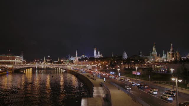 Kreml-und-Roter-Platz-Nacht-Blick-vom-Zarjadje-Park-in-Moskau.-Aufklappbare-Brücke-über-die-Moskwa.