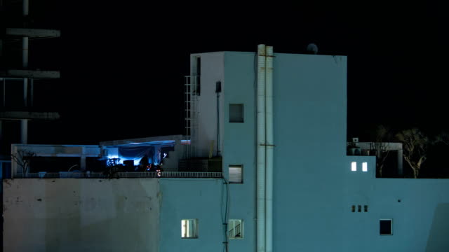 Zeitraffer-der-tanzenden-Menschen-bei-Nacht-Party-auf-Dach