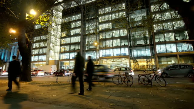 Night-time-commuters-on-the-Euston-Road,-London.