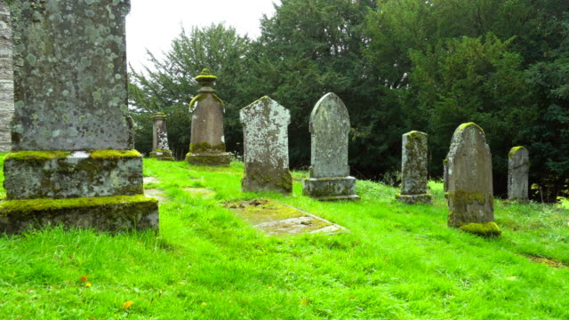 Viejas-lápidas-en-un-cementerio