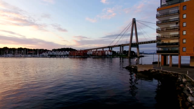 Antena:-Stavanger-ciudad-puente-en-puesta-del-sol