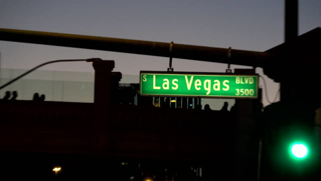 Straßenschild-Las-Vegas-Boulevard-bei-Nacht