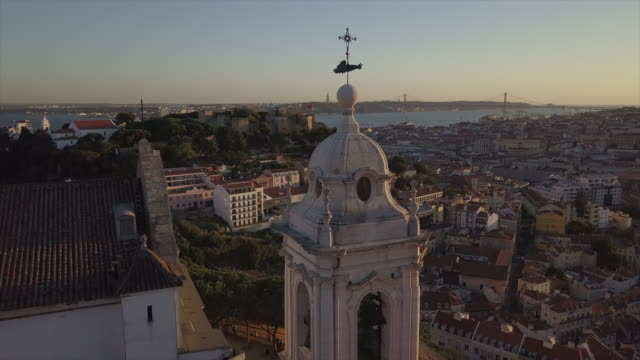 Portugal-al-atardecer-Crepúsculo-Lisboa-famosa-torre-superior-Lisboa-ciudad-aérea-panorama-4k