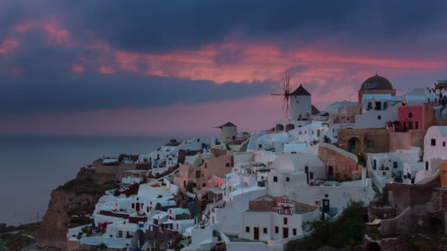 panorama-de-la-colina-de-puesta-de-sol-cielo-santorini-isla-oia-ciudad-Bahía-4-tiempo-k-caer-Grecia