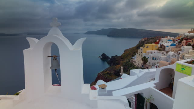 sonnigen-Tag-Santorini-Insel-Oia-Stadt-Glocke-Küste-Panorama-4-k-Zeit-hinfällig,-Griechenland