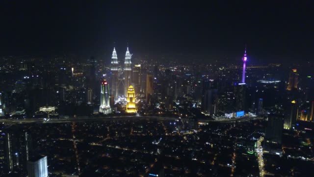 Vista-aérea-de-Kuala-Lumpur-en-la-noche-junto-a-la-torre-KLCC.