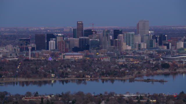 Luftaufnahme-der-Innenstadt-von-Denver-in-der-Abenddämmerung-von-Sloan-See