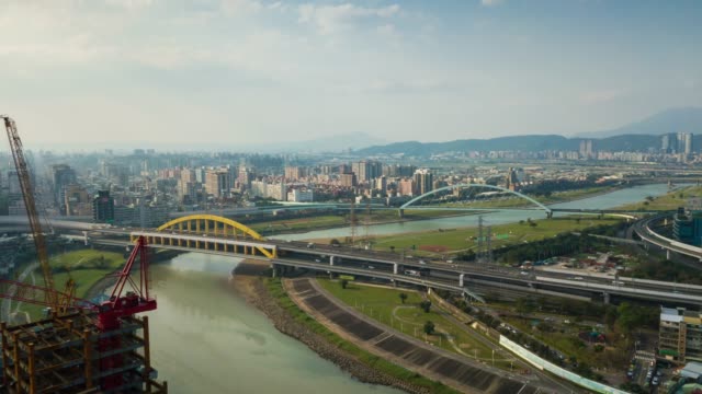 día-luz-taipei-paisaje-urbano-río-puentes-construcción-aérea-panorama-4k-timelapse-Taiwán