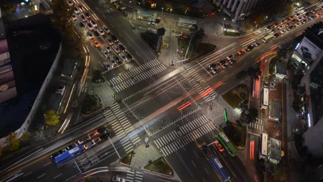 Video-timelapse-del-tráfico-que-ilustran-conceptos-de-movimiento-y-velocidad-en-Seúl-Corea