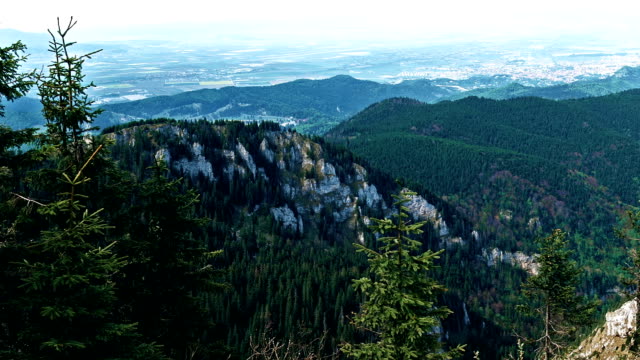 Schöne-Aussicht-über-Brasov-aus-Postavaru-Peak,-Rumänien,-Schwenken
