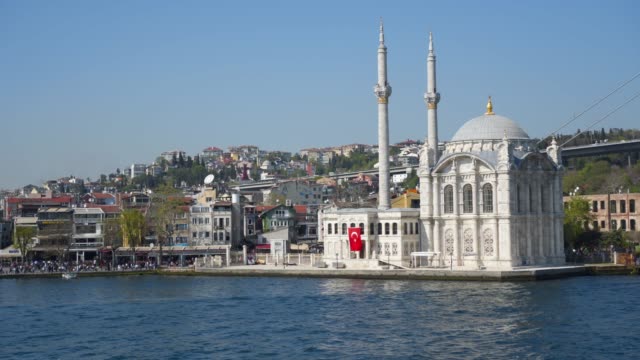 Sailing-near-Ortakoy-Mosque-on-bank-of-Bosphorus-in-Istanbul